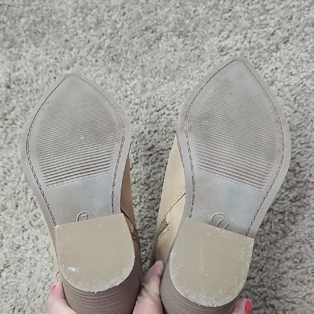 Universal Thread chic tan